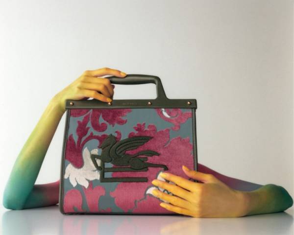 マルコ・デ・ヴィンチェンツォによるエトロの新しいアイコンバッグ「ラブトロッター」が誕生。スモールサイズ4種類を抽選販売