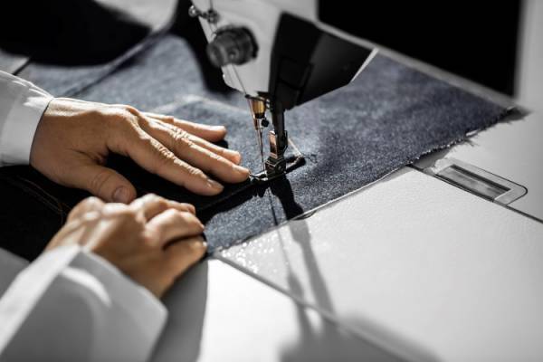 ロロ・ピアーナの職人と備後地域のデニム生産のスペシャリストが、貴重な知識と経験を共有して生まれたファブリックとは?