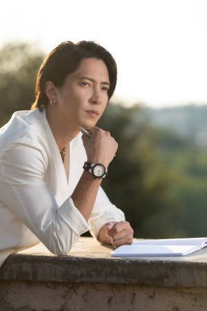 アーティスト 空山基が手掛けた 「ブルガリ アルミニウム 空山基 限定モデル」をローマで山下智久が纏う