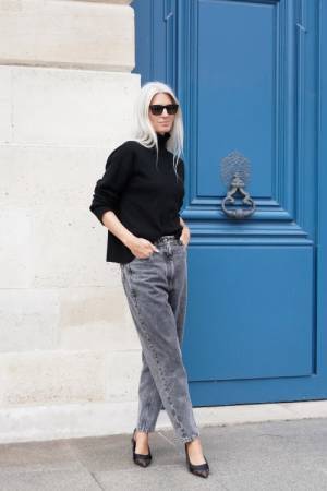 定番のジーンズはユルッとダボッと。メンズライクな着こなしが今季のカギ【パリスナップ】