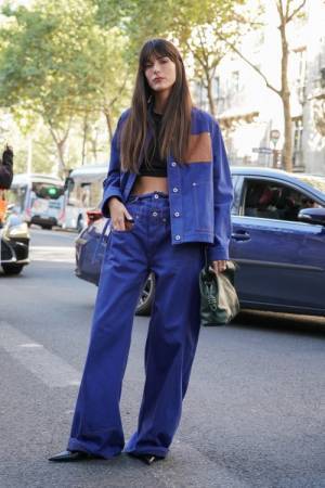 定番のジーンズはユルッとダボッと。メンズライクな着こなしが今季のカギ【パリスナップ】