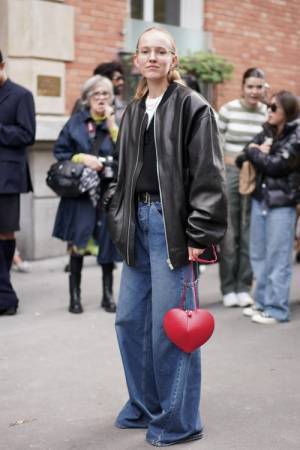 定番のジーンズはユルッとダボッと。メンズライクな着こなしが今季のカギ【パリスナップ】