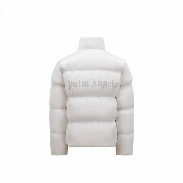 モンクレールの70周年記念プロジェクトが始動。第一弾は 8 モンクレール パーム・エンジェルスのフェルトパッチが施されたマヤ ジャケット