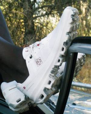 ロエベとOnが再びコラボ、ロエベ仕様のクラウドベンチャーを5色展開