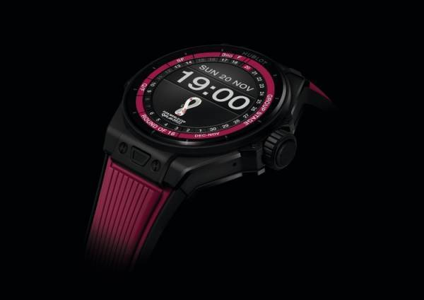 ウブロがカタールワールドカップに向けた最新コネクテッドウォッチを発表。129名の大会公式レフェリーも着用