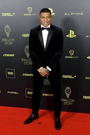 ディオールを纏ったキリアン・エムバペがパリで開催されたバロンドール授賞式に登場
