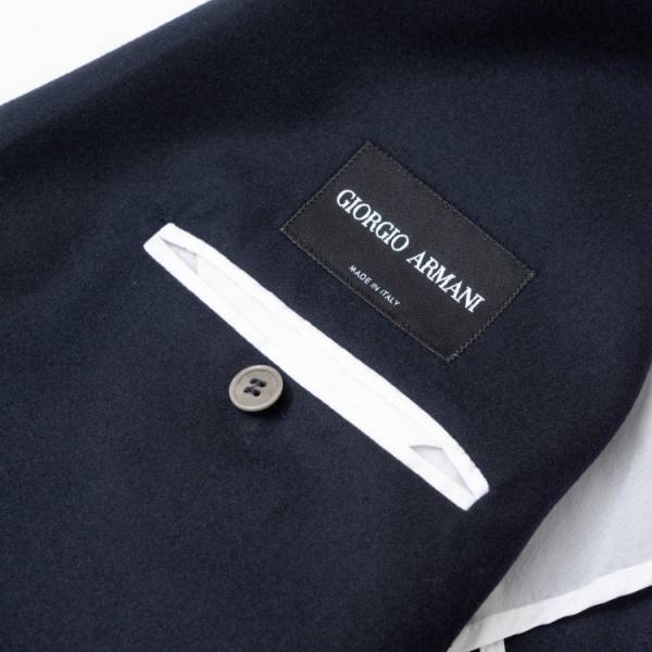 ジョルジオ アルマーニのオーダーメイドサービスに肩パッドなどを省いたソフトな雰囲気のアンコンジャケットが登場