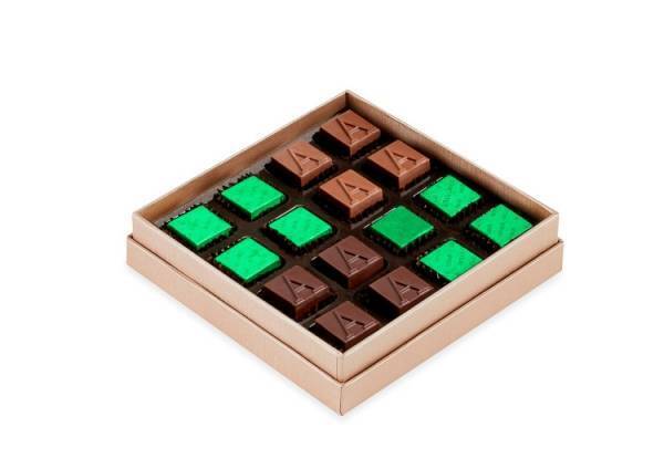 2022年オータムコレクションからインスピレーションを得たアルマーニ / ドルチの限定パッケージ「プラリネチョコレート」