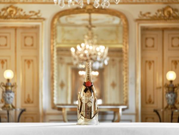 フランスのジュエリー職人カルル・マズロ氏が手作業で制作した真鍮製の「モエ・エ・シャンドン」が日本で初公開