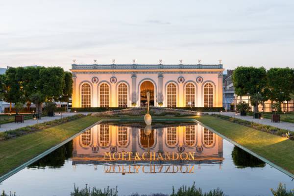 フランスのジュエリー職人カルル・マズロ氏が手作業で制作した真鍮製の「モエ・エ・シャンドン」が日本で初公開