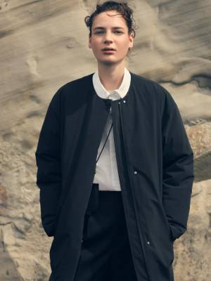 水沢ダウンに女性らしいシルエットにこだわったプレミアムダウンが登場。ノーカラー仕様のロング丈モデルもデビュー