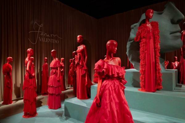 ヴァレンティノがメゾン史上最大規模のエキシビションとなる「FOREVER - VALENTINO」をドーハで開催