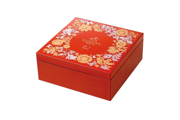 ゴディバから日本上陸50周年記念を締めくくる「スイーツおせち」が登場。お重は山田平安堂謹製