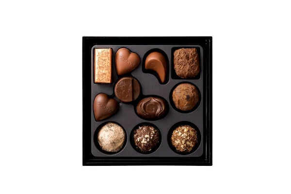 ゴディバから日本上陸50周年記念を締めくくる「スイーツおせち」が登場。お重は山田平安堂謹製