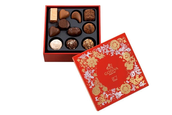 ゴディバから日本上陸50周年記念を締めくくる「スイーツおせち」が登場。お重は山田平安堂謹製