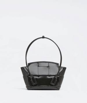 ボッテガ・ヴェネタのサステナビリティに対するアプローチ。イントレチャートが魅力のアイコンバッグを再リリースする「ボッテガ・シリーズ」