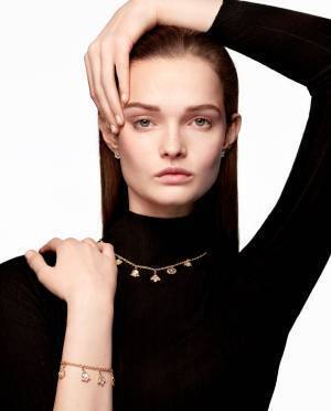 ディオール ファイン ジュエリーのアイコン「ローズ デ ヴァン」の新コレクション『ローズ デ ヴァン チャーム』が登場