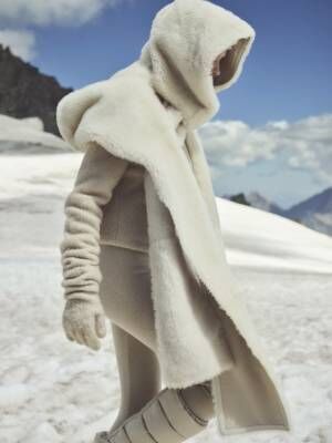 ロロ・ピアーナが2022-23年秋冬ホリデーコレクションを発売。ロロ・ピアーナの精神に不可欠なスポーティでアクティブな姿勢を表現