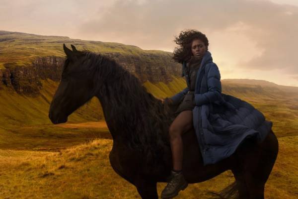 カナダグースが秋冬の新作グローバルキャンペーンを公開。写真家アニー・リーボヴィッツが3人のミューズを撮影