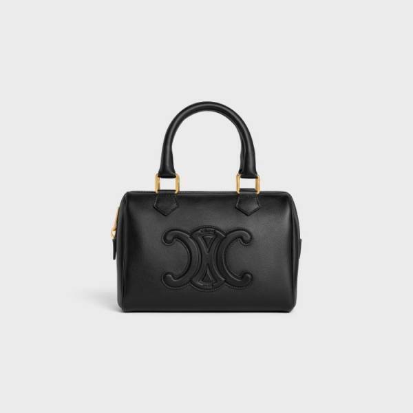 セリーヌからメゾンのシグネチャーをレザーで象った「キュイル トリオンフ」にスモールボストンが登場