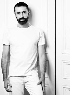 モンクレール70周年記念プロジェクト第5弾はジャンバティスタ・ヴァリ。シグネチャーのフェザーをロングセゾンに刺繍したクリエーションを発表