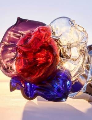 ルイ・ヴィトンがフレグランス・コレクション「レ・ゼクストレ」のボトルキャップをムラーノガラスで製作したリミテッドエディションを発売