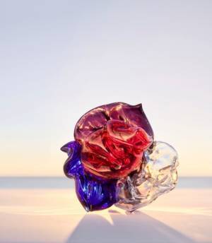 ルイ・ヴィトンがフレグランス・コレクション「レ・ゼクストレ」のボトルキャップをムラーノガラスで製作したリミテッドエディションを発売