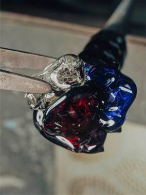 ルイ・ヴィトンがフレグランス・コレクション「レ・ゼクストレ」のボトルキャップをムラーノガラスで製作したリミテッドエディションを発売