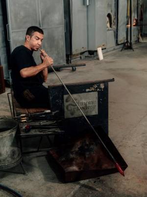 ルイ・ヴィトンがフレグランス・コレクション「レ・ゼクストレ」のボトルキャップをムラーノガラスで製作したリミテッドエディションを発売