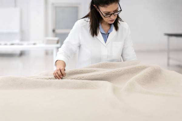 ロロ・ピアーナからキャッシュファー素材のさまざまなアイテムが登場