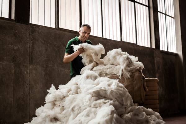 ロロ・ピアーナからキャッシュファー素材のさまざまなアイテムが登場