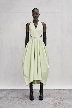 アレキサンダー・マックイーンが2023年ウィメンズ春夏プレコレクションのルックを公開