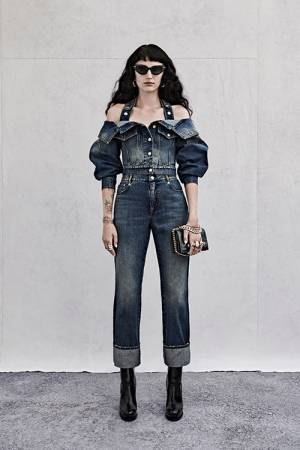 アレキサンダー・マックイーンが2023年ウィメンズ春夏プレコレクションのルックを公開