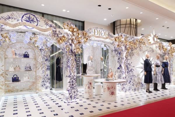ディオールが2023年クルーズ コレクションの世界観をモチーフにしたクリスマス装飾を阪急うめだ本店で展開