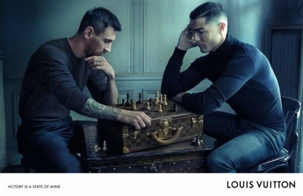 チェスに興じるメッシとロナウドを写真家アニー・リーボヴィッツが捉えたルイ・ヴィトンの最新広告キャンペーンを公開