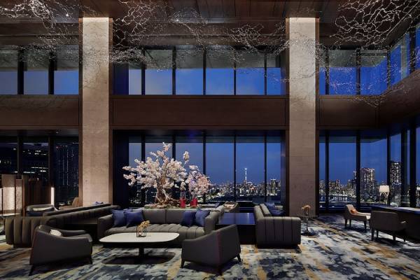 ミッドナイトブルーの照明でゆらめく波模様と音楽に包まれる幻想的なメズム東京のホリデーシーズン