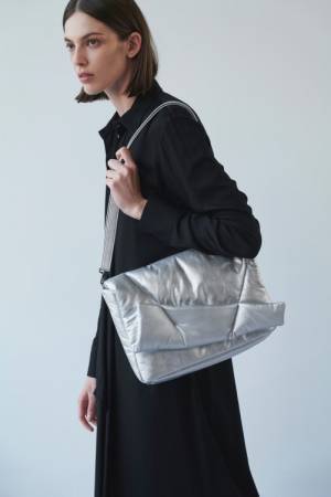 discord Yohji Yamamotoが新宿伊勢丹新宿でポップアップを開催。リデザインされた「BOSTON BAG」モデルを先行展開