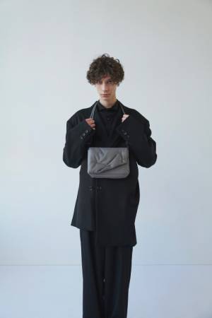 discord Yohji Yamamotoが新宿伊勢丹新宿でポップアップを開催。リデザインされた「BOSTON BAG」モデルを先行展開