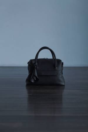 discord Yohji Yamamotoが新宿伊勢丹新宿でポップアップを開催。リデザインされた「BOSTON BAG」モデルを先行展開