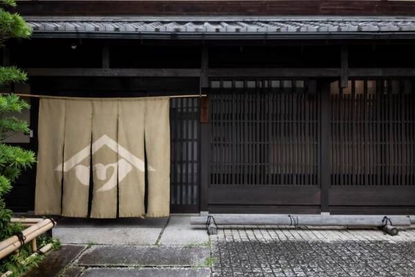 グッチが京都・西陣織の老舗 HOSOOとのコラボによるリミテッド エディションのハンドバッグを発表