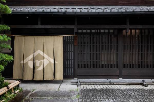 グッチが京都・西陣織の老舗 HOSOOとのコラボによるリミテッド エディションのハンドバッグを発表