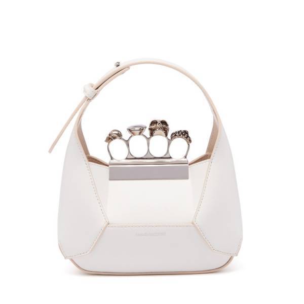 スカルのモチーフをあしらったナックルクロージャーが特徴的。アレキサンダー・マックイーンから新作バッグ「The Jewelled Hobo」が登場