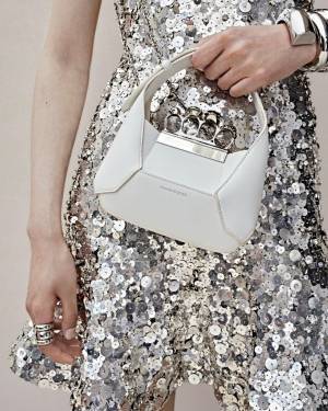 スカルのモチーフをあしらったナックルクロージャーが特徴的。アレキサンダー・マックイーンから新作バッグ「The Jewelled Hobo」が登場