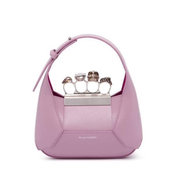 スカルのモチーフをあしらったナックルクロージャーが特徴的。アレキサンダー・マックイーンから新作バッグ「The Jewelled Hobo」が登場