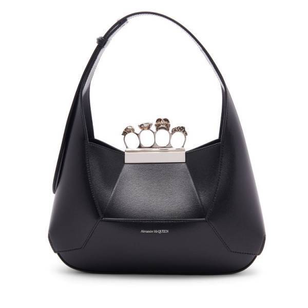 スカルのモチーフをあしらったナックルクロージャーが特徴的。アレキサンダー・マックイーンから新作バッグ「The Jewelled Hobo」が登場