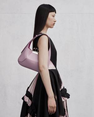 スカルのモチーフをあしらったナックルクロージャーが特徴的。アレキサンダー・マックイーンから新作バッグ「The Jewelled Hobo」が登場