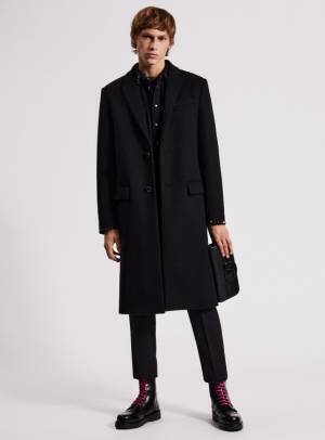 ヴァレンティノがイセタンメンズでポップアップを開催。ブラック一色に生まれ変わったロックスタッズ アンタイトルドほか限定商品が登場