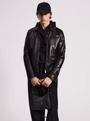 ヴァレンティノがイセタンメンズでポップアップを開催。ブラック一色に生まれ変わったロックスタッズ アンタイトルドほか限定商品が登場