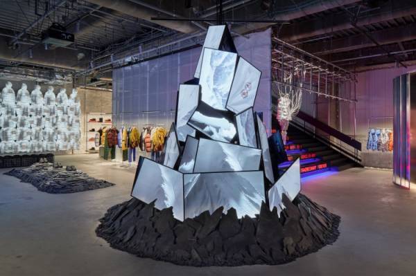 モンクレールが五感を刺激するコンテンツが楽しめる没入型ポップアップストアを渋谷にオープン