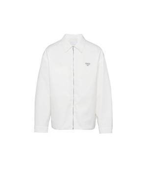 プラダがリナイロンを使用したウエアとアクセサリーの特別なコレクションに特化した新しいポップアップをイセタンメンズで開催